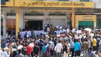 طلاب جامعة خاصة في تعز يلعنون الاضراب الشامل ويتظاهرون رفضا لرفع الرسوم