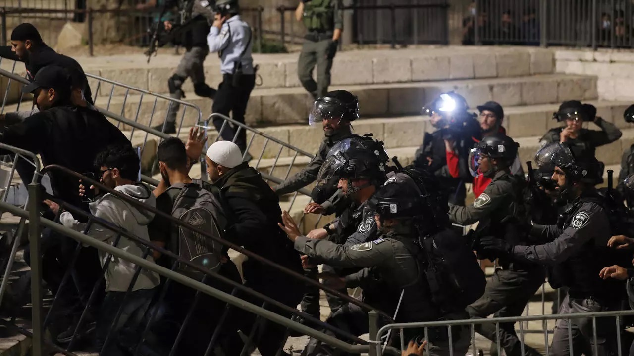 عاجل: القوات الإسرائيلية تنسحب من المسجد الأقصى بعد مواجهات عنيفة وارتفاع عدد الضحايا إلى 600