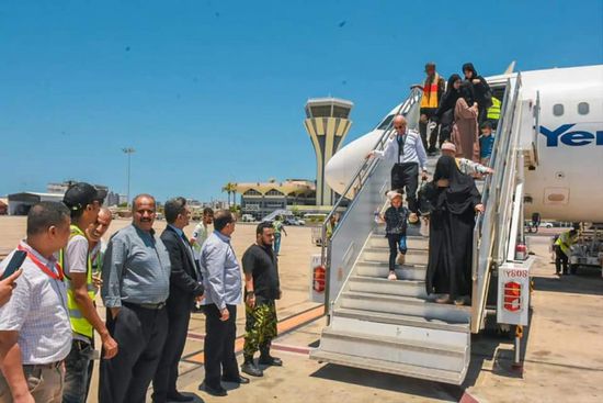 صورة إجلاء دفعة جديدة من اليمنيين العالقين في السودان إلى مطار عدن