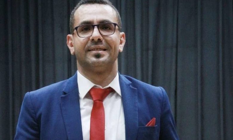 صورة قوة عسكرية تعتقل مدير مكتب ثقافة تعز