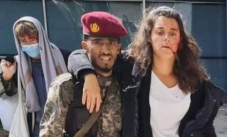صورة شاهد ماذا حدث للجندي الذي أنقذ المتحدثة باسم الصليب الأحمر أثناء تفجيرات مطار عدن؟