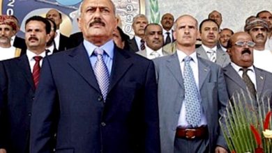 صورة ظل الرئيس صالح يكشف لأول مرة عن أخطر تفاصيل اللحظات الأخيرة والخيانات التي أسقطت الزعيم؟ “الحارس الذي أخطأته الرصاصة الأخيرة”