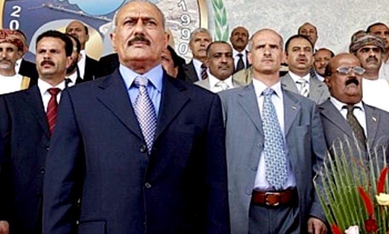 صورة ظل الرئيس صالح يكشف لأول مرة عن أخطر تفاصيل اللحظات الأخيرة والخيانات التي أسقطت الزعيم؟ “الحارس الذي أخطأته الرصاصة الأخيرة”