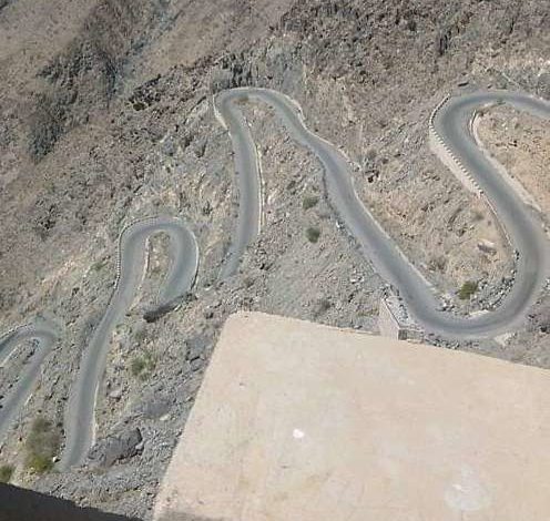 صورة جماعة الحوثي تفجر عقبة الحلحل شمال شرق لودر بأبين