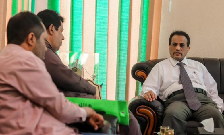 صورة الدكتور العكبري يبحث مع قيادة مؤسسة حضرموت – تنمية بشرية سبل التعاون المشترك