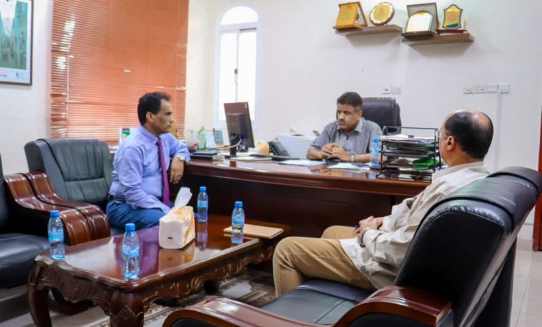 صورة الدكتور العكبري يلتقي مدير الصندوق الاجتماعي للتنمية فرع المكلا