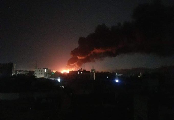صورة طيران التحالف يجدد غاراته العنيفة على العاصمة صنعاء “تفاصيل المواقع المستهدفة حتى الان”