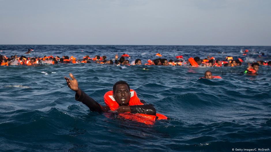 كانوا في طريقهم إلى اليمن.. مهربو البشر يلقون عشرات المهاجرين إلى البحرً ووفاة عدد كبير منهم