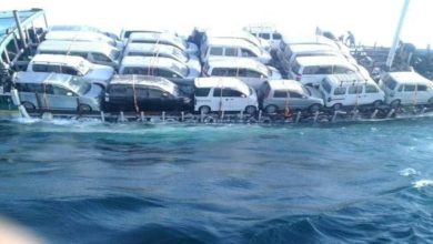 صورة غرق سفينة وعلى متنها عشرات السيارات كانت في طريقها إلى اليمن لهذا السبب