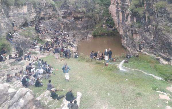 صورة وفاة طفل غرقاً في حوض لتجميع سيول الامطار بالمحويت