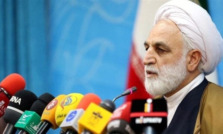 صورة رئيس السلطة القضائية في إيران يهدد النساء غير المحجبات