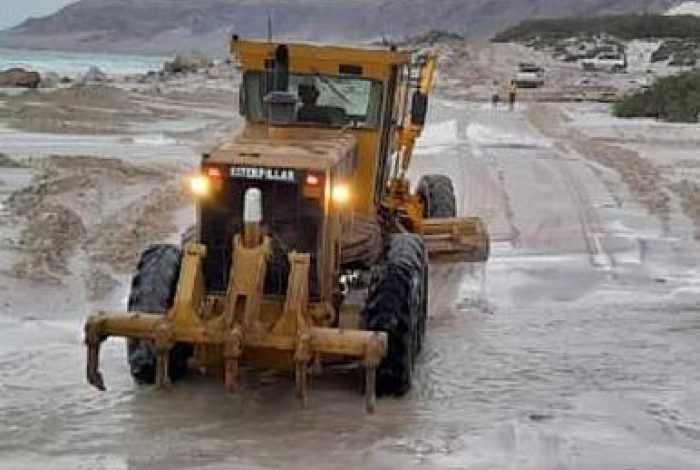 صورة الإمارات ترفع أضرار السيول عن الطرق بسقطرى