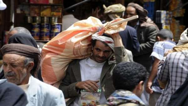 صورة كانوا يتطلعون لوزارة كفاءات.. إحباط يصيب اليمنيين مع تغيير رئيس الحكومة