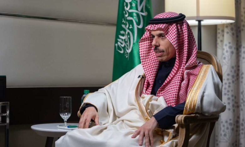 صورة وزير الخارجية السعودي: ملتزمون بوقف الحرب في اليمن