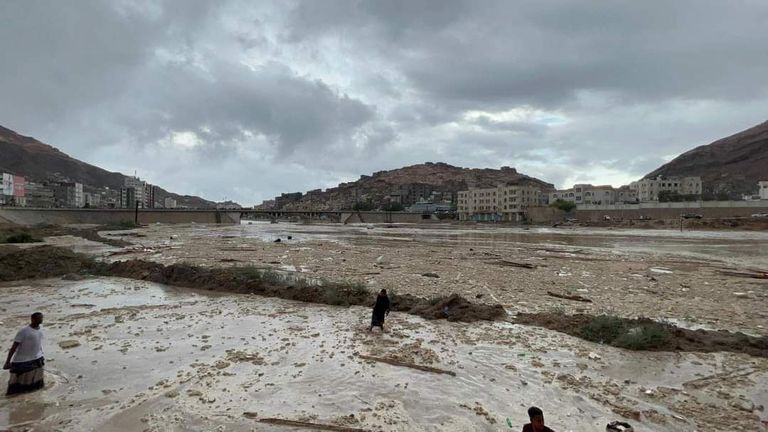 صورة تضرر 3 آلاف أسرة نازحة جراء الفيضانات في اليمن “تفاصيل”
