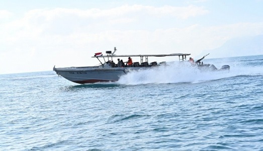 صورة ضبط خمسة بحارة أجانب على متن قارب بحوزتهم مواد مخدرة قبالة سواحل المهرة