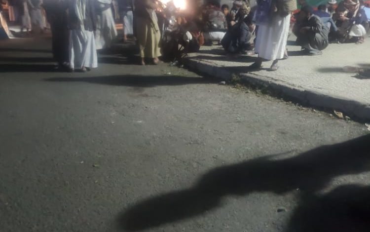 صورة اشتباكات عنيفة بالاسلحة الثقيلة في صنعاء بعد محاولة اقتحام منزل شيخ بارز والقبائل تتداعى