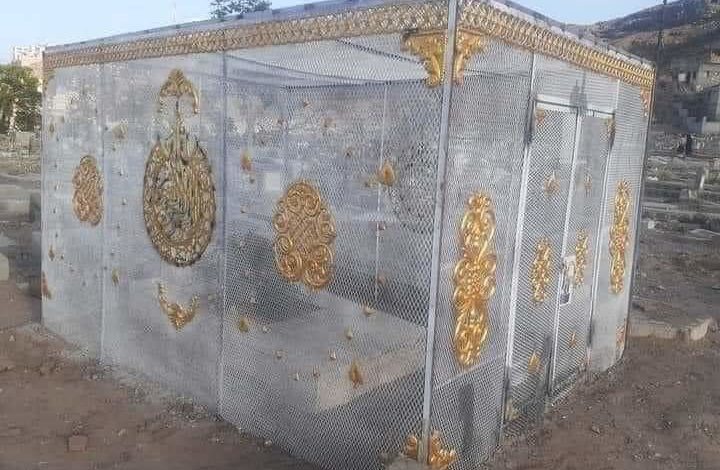 صورة هل يحتوي على الذهب.. ما قصة القبر المقفص في عدن والذي أثار جدلا واسعا؟