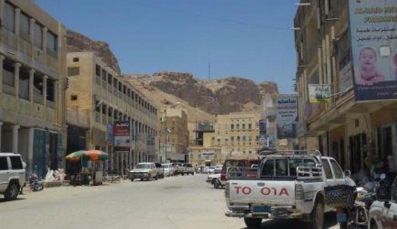صورة قتيل وجرحى في عملية سطو مسلح على محل صرافة بحضرموت 