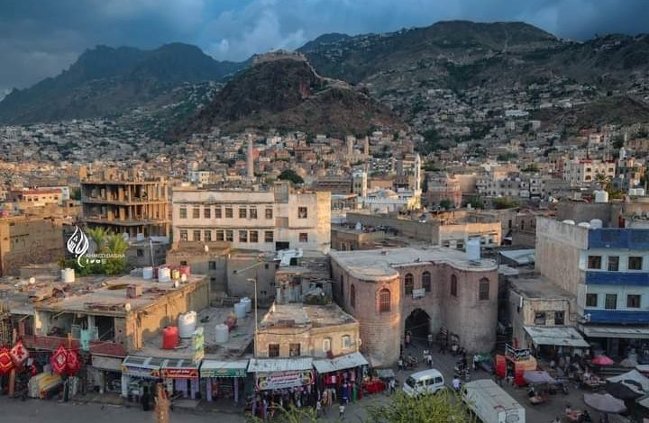 صورة قتيل وجريح في حوادث مختلفة مارستها مليشيا الاخوان المسلحة لابتزاز التجار والمواطنين بتعز