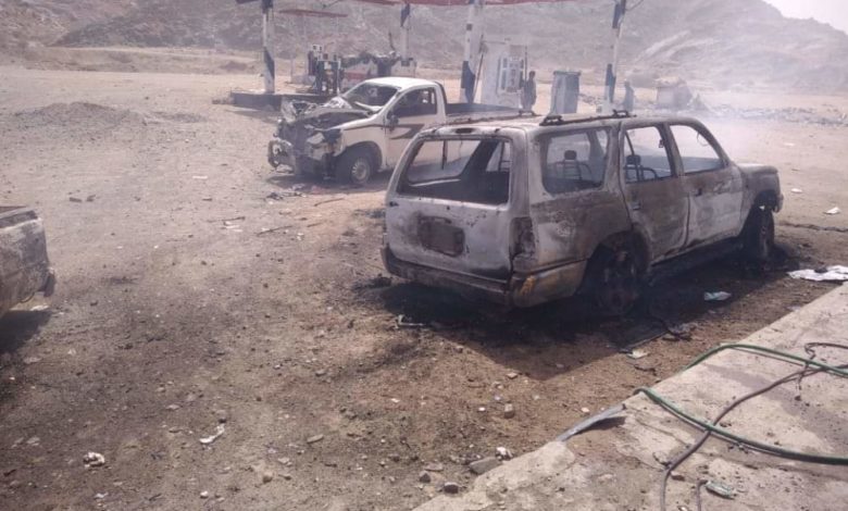 صورة قتلى وجرحى مدنيين واحتراق عدد من السيارات بقصف صاروخي استهدف محطة وقود في حريب مأرب “فيديو”