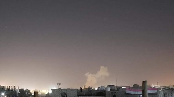 عشرات القتلى والجرحى بينهم قائد جراء سقوط صاروخ باليستي على معسكر وسط مدينة مأرب “تفاصيل”