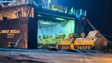 صورة القوات السعودية والسودانية تغادر عدن وتخلي معسكر التحالف من كل المعدات