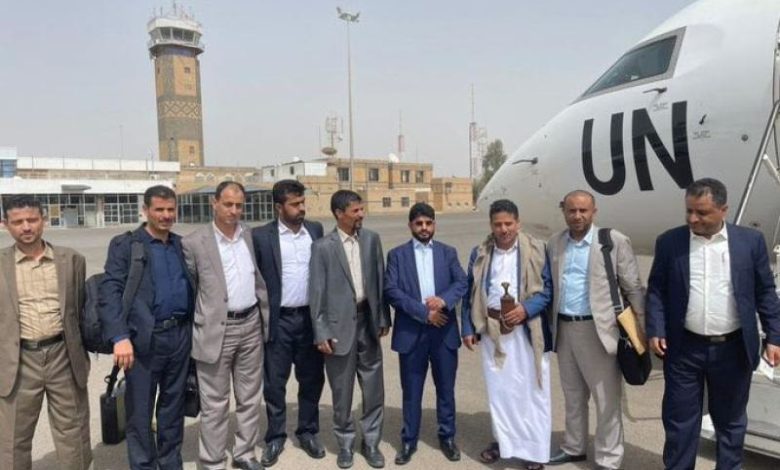 صورة قيادات حوثية كبيرة تغادر مطار صنعاء بينهم الرزامي