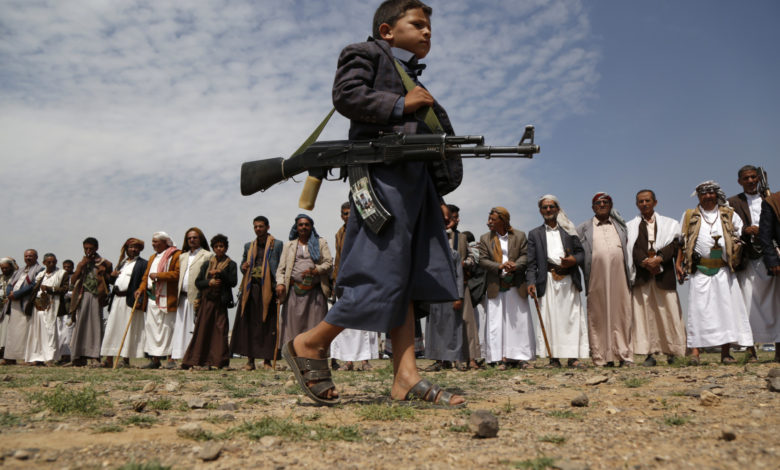 صورة مشائخ موالون للحوثي في تعز يحشدون مئات الأطفال إلى محارق الموت