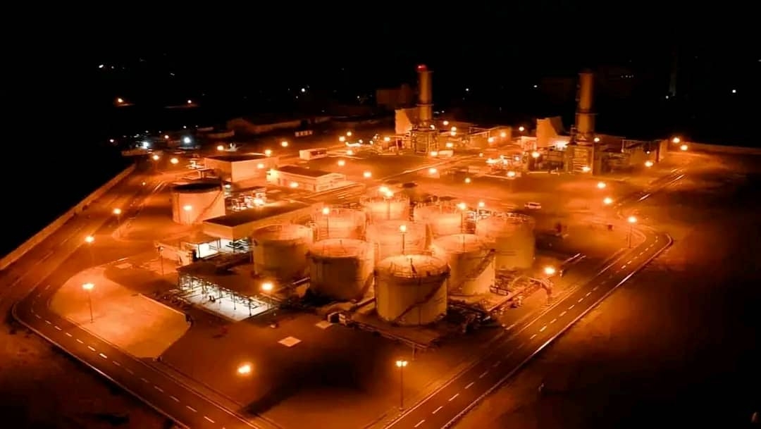اتهامات رسمية للحكومة باستهداف الكهرباء الحكومية بعدن لصالح الطاقة المشتراة