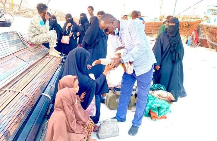 صورة شاهد بالصور.. دفعة جديدة من اللاجئين اليمنيين تصل الصومال اغلبهم نساء وأطفال