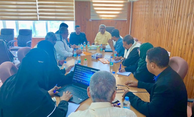صورة لقاء يناقش صعوبات هيئة مستشفى سيئون والأشغال العامة والطرق بوادي وصحراء حضرموت