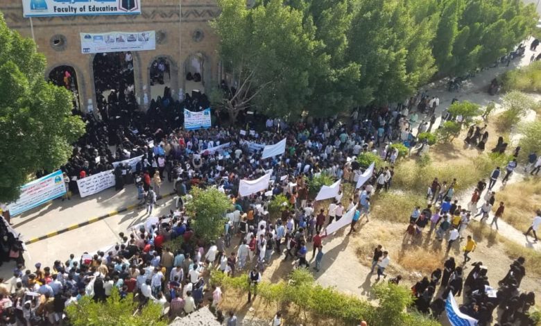 صورة للتنديد باستمرار إفلات قتلة مرافق رئيس الجامعة ومحاولة اغتياله.. طلاب وأكاديميو جامعة تعز يصعدون احتجاجاتهم