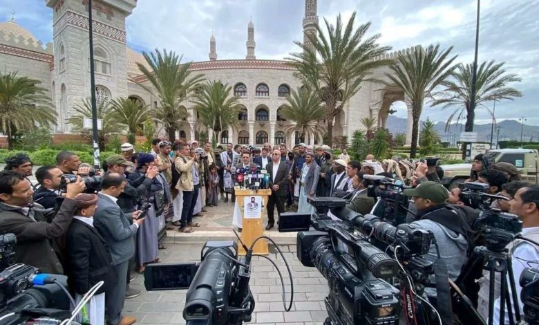 صورة في مؤتمر صحفي .. الحوثيون يعلنون اطلاق سراح اللواء فيصل رجب
