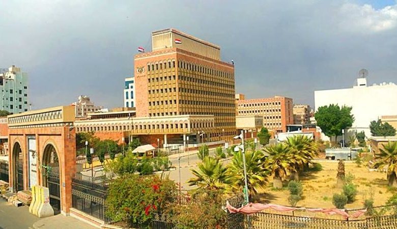 صورة مليشيا الحوثي ترفض صرف مرتبات موظفي الدولة المنقطعة وتتمسك بالسلطة فقط