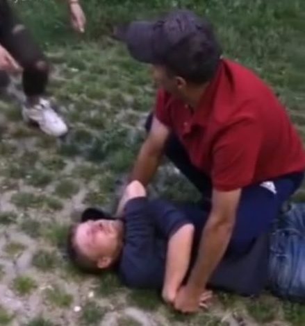 صورة شاهد بالفيديو.. متطرف يهاجم مقيم يمني من أبناء يافع في فرنسا ويحاول قتله وعائلته ولكن النهاية كانت مفاجئة “تفاصيل ينفرد بها يمن الغد”