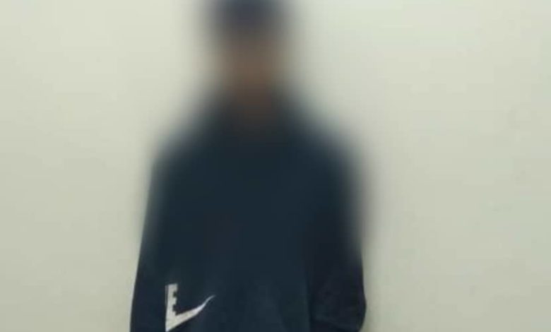 صورة شرطة كريتر تلقي القبض على متهم بطعن مواطن بالعاصمة عدن