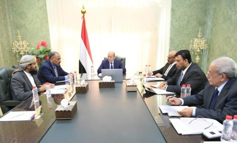 صورة كيف سيجبر الرئاسي الحوثيين على فتح طرق تعز؟.. العليمي يعترف رسميا بوجود خلافات بين أعضاء المجلس