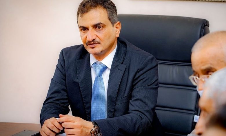 صورة محافظ عدن يتكفل بعلاج المواطن الذي أحرق نفسه أمام السلطة المحلية بالشيخ عثمان