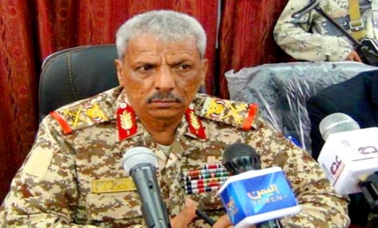 صورة بعد فشلهما في إيقاف عمليات التقطع للمسافرين.. محافظ لحج يقيل مديري عام وأمن “طور الباحة