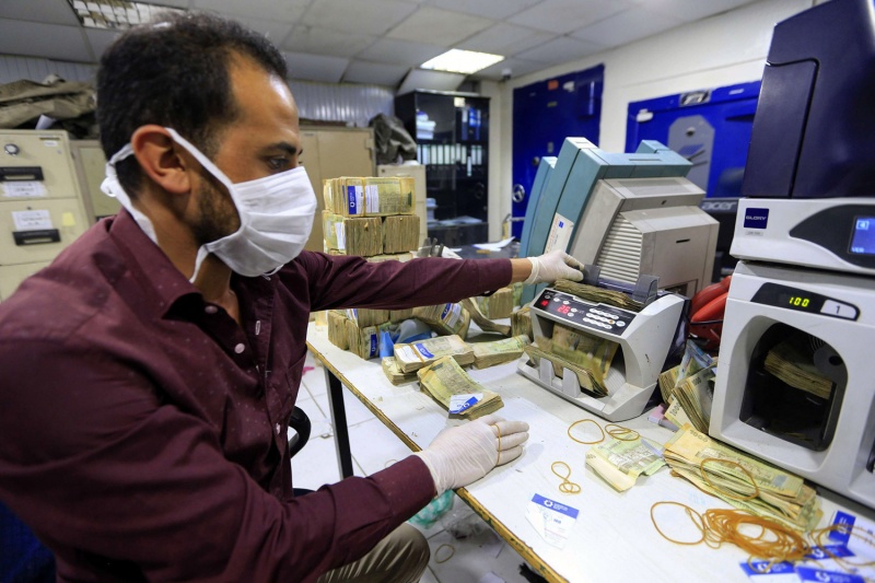 محاولات يائسة لوقف الانهيار المتسارع للريال اليمني والبنك المركزي يصدر هذا القرار بعد وصول سعر الصرف لمستوى غير مسبوق