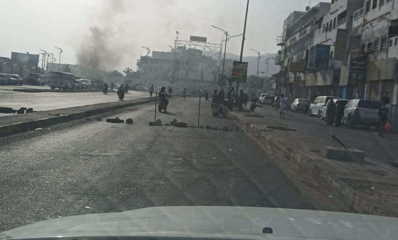 صورة محتجون يغلقون الشوارع العامة في المكلا