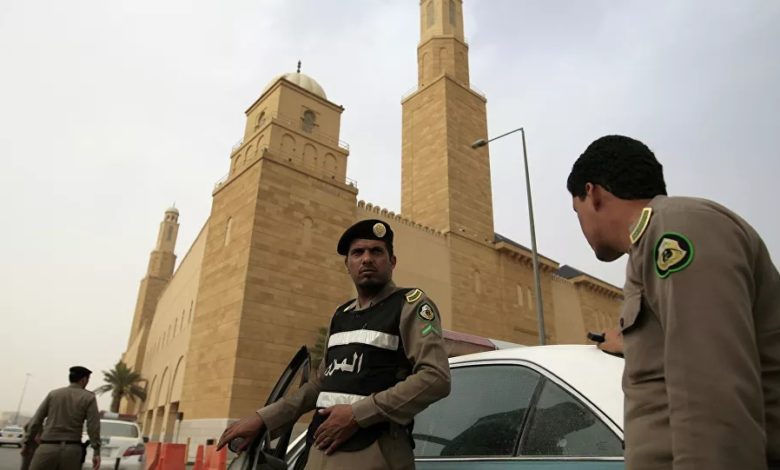 صورة محكمة سعودية تقضي بالمؤبد لقاتل رجلي أمن والسجن لـ11 متهما بالإرهاب