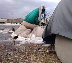 صورة الأمطار تلحق أضراراً بالغة بمساكن النازحين في مخيم السبعة بالحديدة