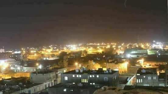 صورة قصف صاروخي تشنه مليشيا الحوثي على أحياء سكنية بمأرب يخلف عدد من الجرحى