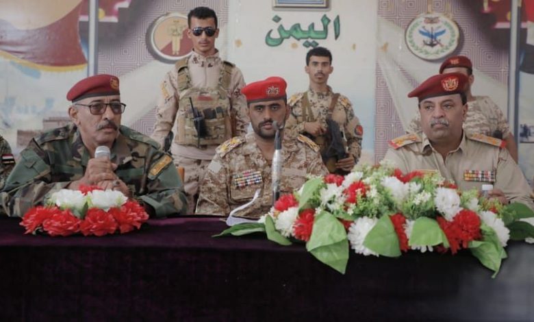 صورة قائد محور الغيضة يشدد على مكافحة الإرهاب والتهريب بالمهرة