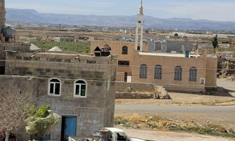 صورة حولوه لثكنة عسكرية.. مليشيا الحوثي تقتحم مسجدًا بصنعاء