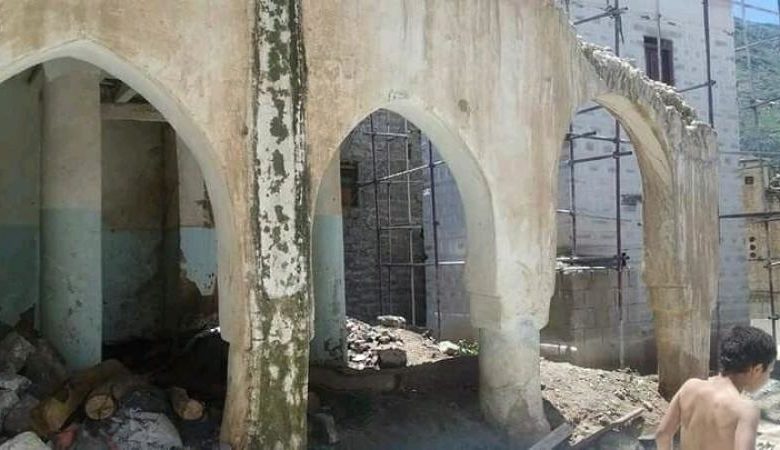 صورة الحوثيون يمنعون ترميم أحد المساجد الاثرية في إب الذي بني بتوجيهات عمر بن الخطاب