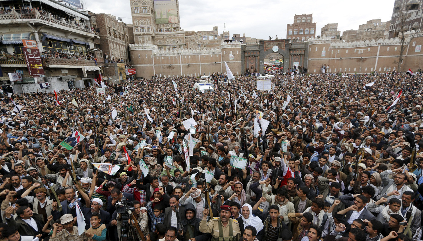 مليشيات الحوثي تجبر الموظفين على المشاركة بمسيرات تتوسل امريكا التراجع عن تصنيفها تنظيما إرهابيا