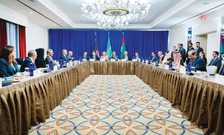 صورة وزير الخارجية الإماراتي: الوقوف إلى جانب الشعب اليمني نهج ثابت
